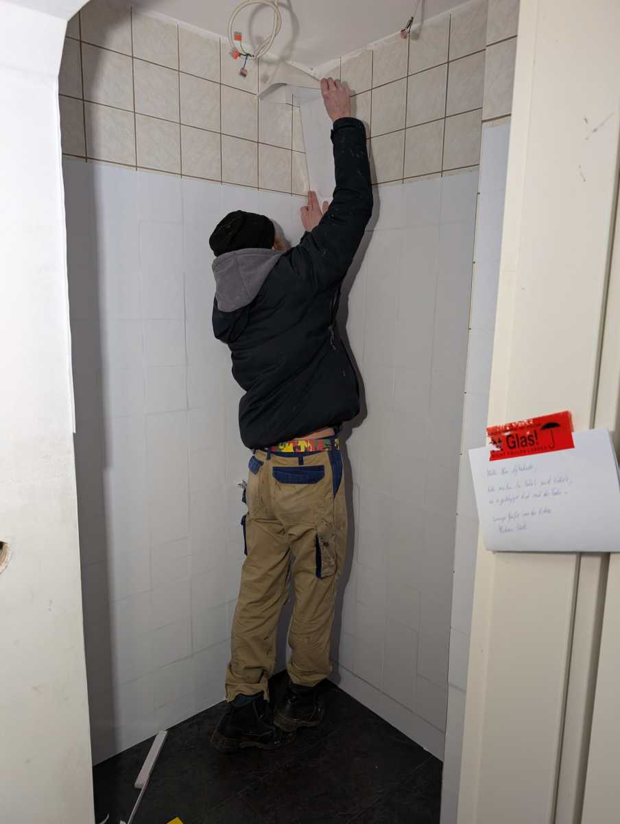 Folie für die Vorbereitung welliger Fliesen